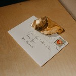 L’invitation (enveloppe, pierre de Saint-May, cuivre doré) - Voyage au bord du monde - Salon royal de la gare Centrale de Bruxelles (2021) - © Candice Athenais